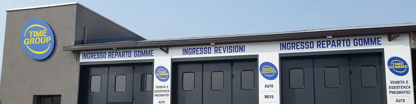 La facciata della sede di Casaleone, con l’insegna TIME GROUP e l’ingresso del reparto gomme