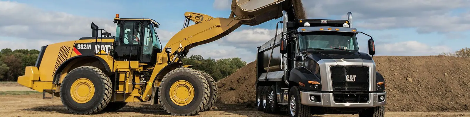 Una pala gommata al lavoro in un cantiere