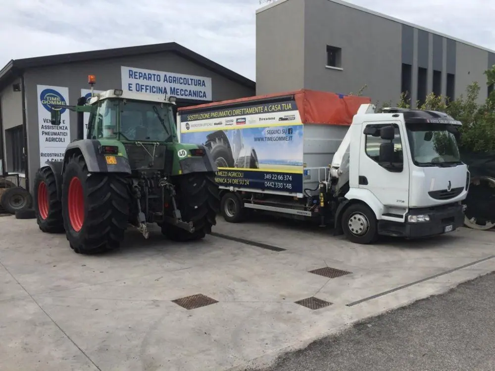 Un trattore e l’autocarro di soccorso davanti al reparto agricoltura e officina meccanica