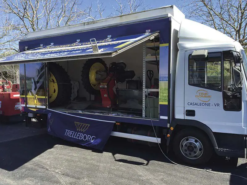 L’autocarro di soccorso aperto, con la tenda e l’attrezzatura