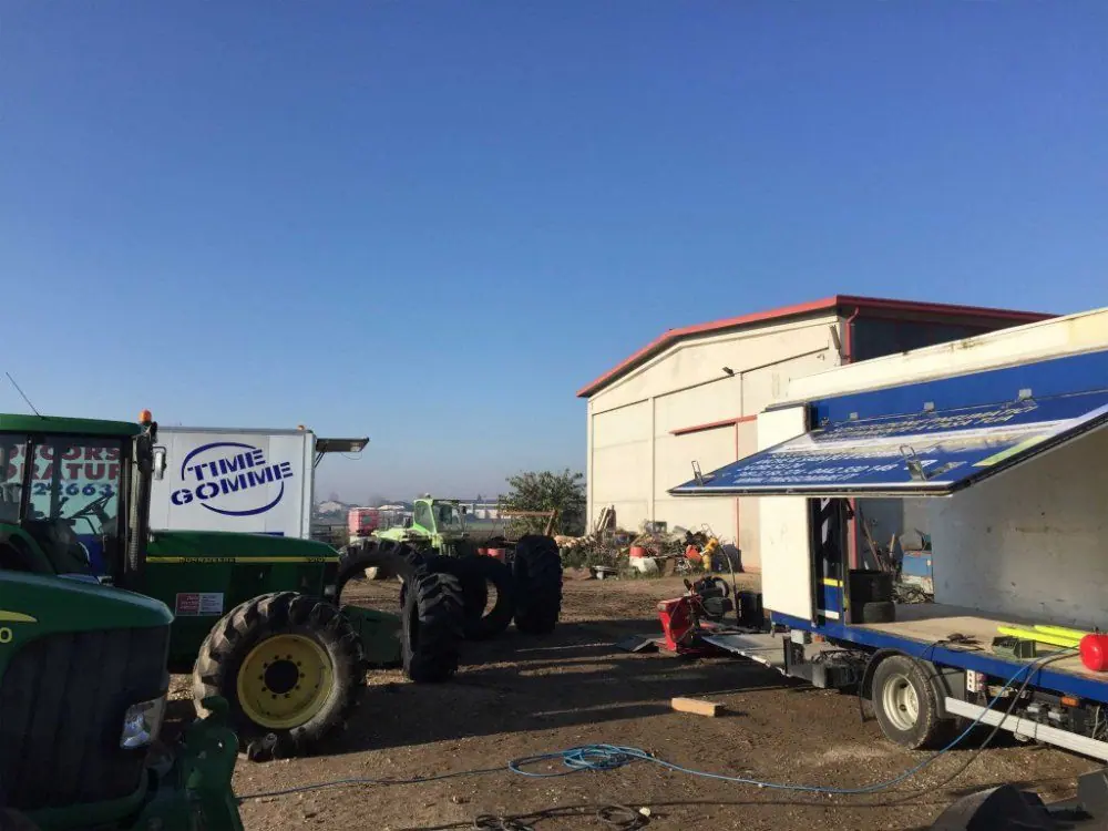 L’autocarro di soccorso accanto a un trattore in un’azienda agricola