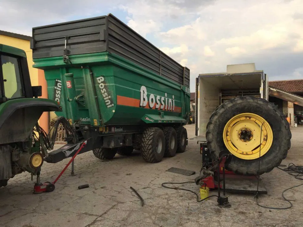 Cambio gomma su un rimorchio agricolo, con l’autocarro di soccorso dietro