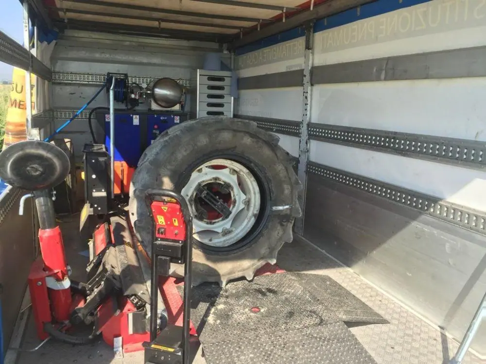 L’interno dell’autocarro di soccorso: smontagomme e una ruota da trattore