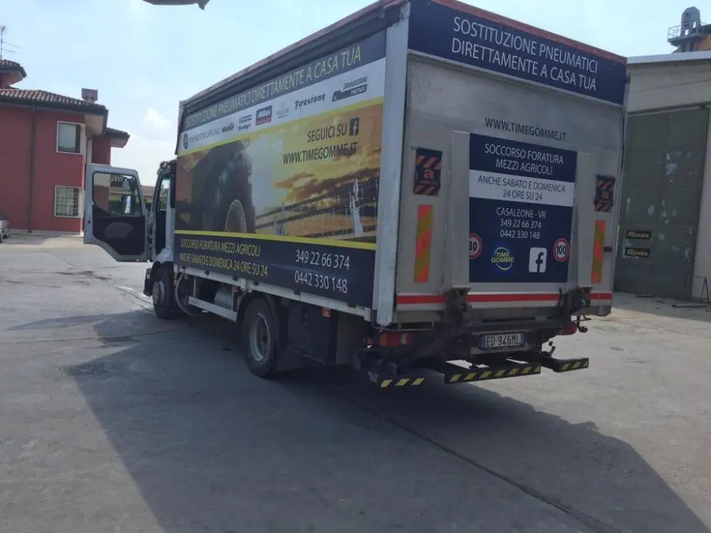 L’autocarro di soccorso forature con la grafica TIME GROUP