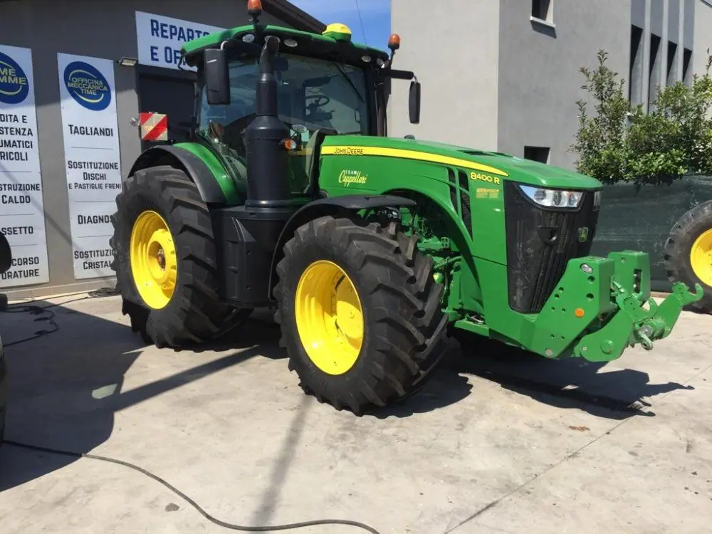 Un trattore verde davanti al reparto agricoltura e officina