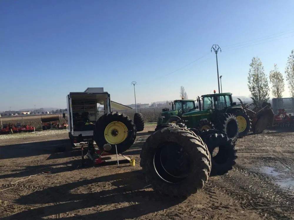 Una ruota gemellata a terra, con un trattore e l’autocarro di soccorso sullo sfondo